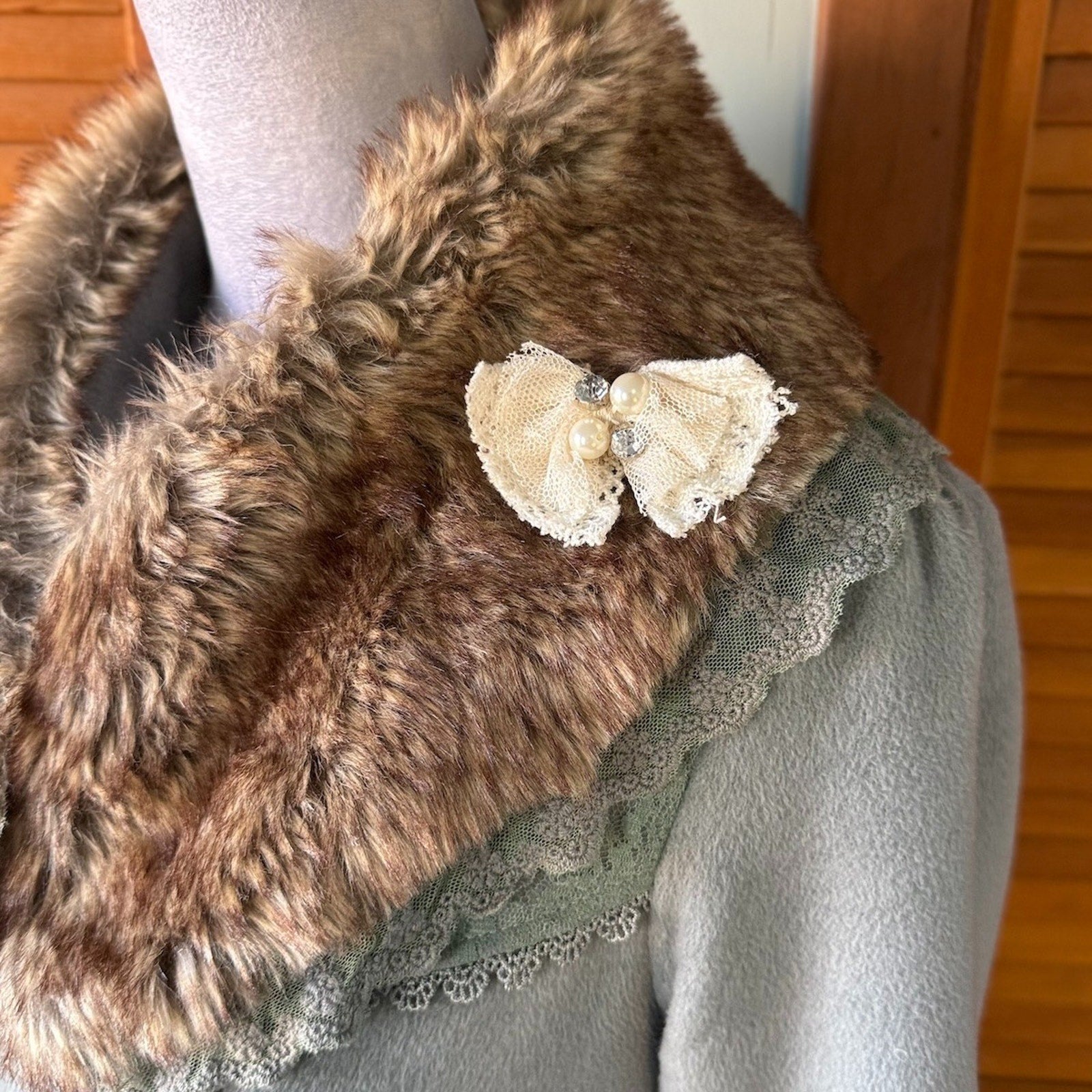 J-Fashion Axes Femme Kawaii Dollcore Gray Sea Foam Faux Fur Collar Jacket M