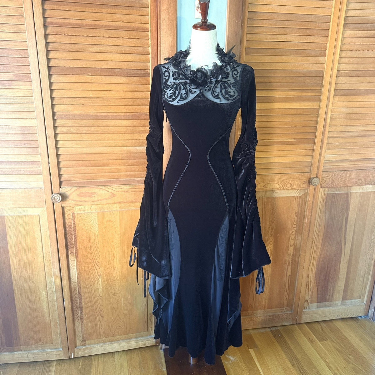 Devil Fashion Gothic Victorian Vampire Cruel Mistress Black Velvet Gown