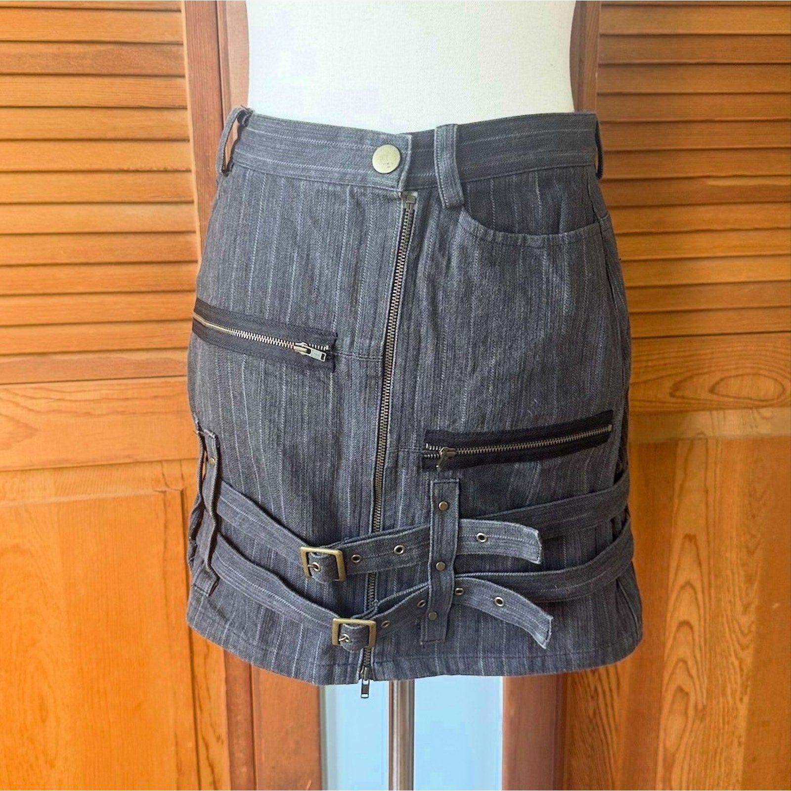 J-fashion Gyaru Black Peace Now Goth Punk Emo Harajuku Gray Belt Mini Skirt S-M