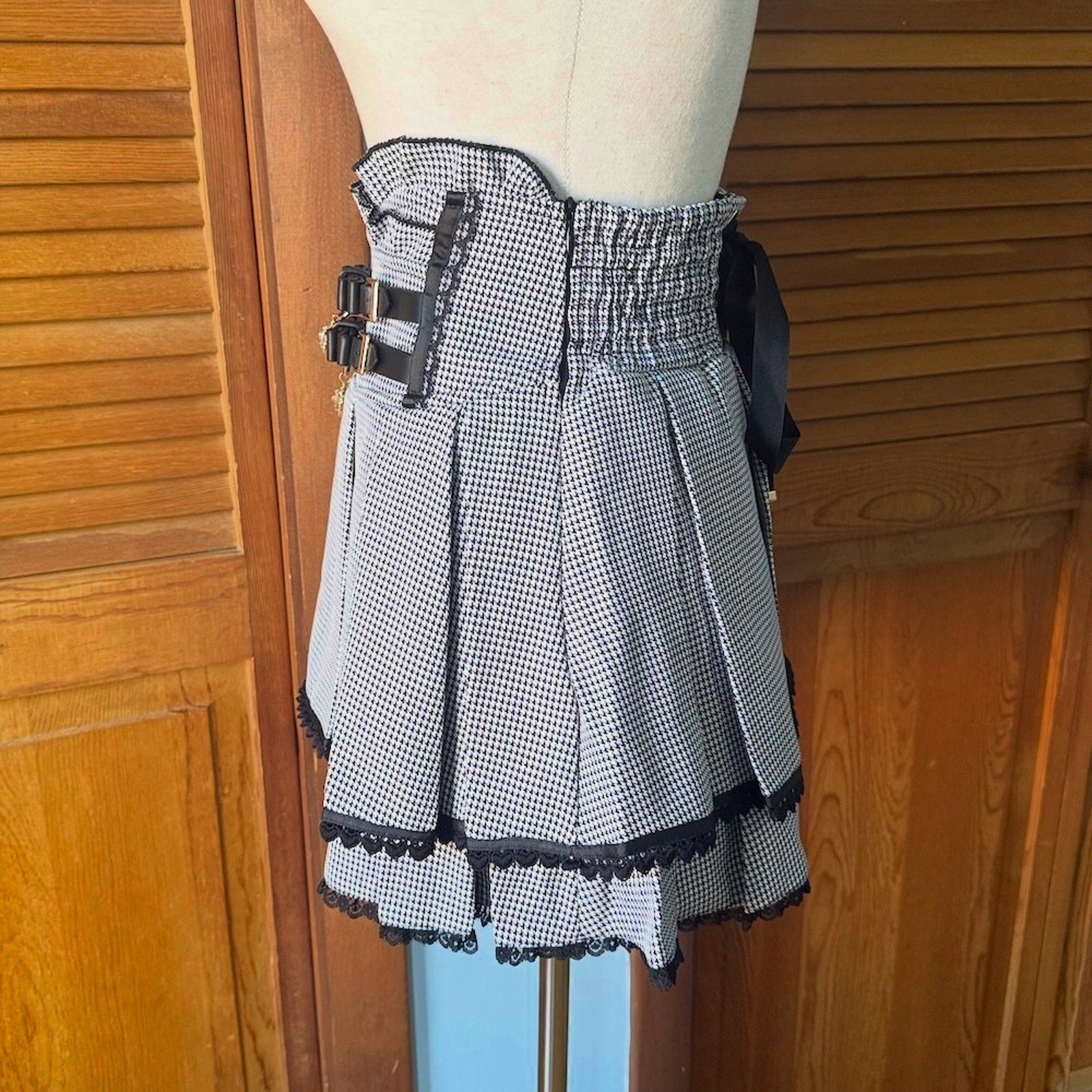 J-Fashion Jirai Kei Gyaru Heart & Buckle Black White Mini Skirt Skort