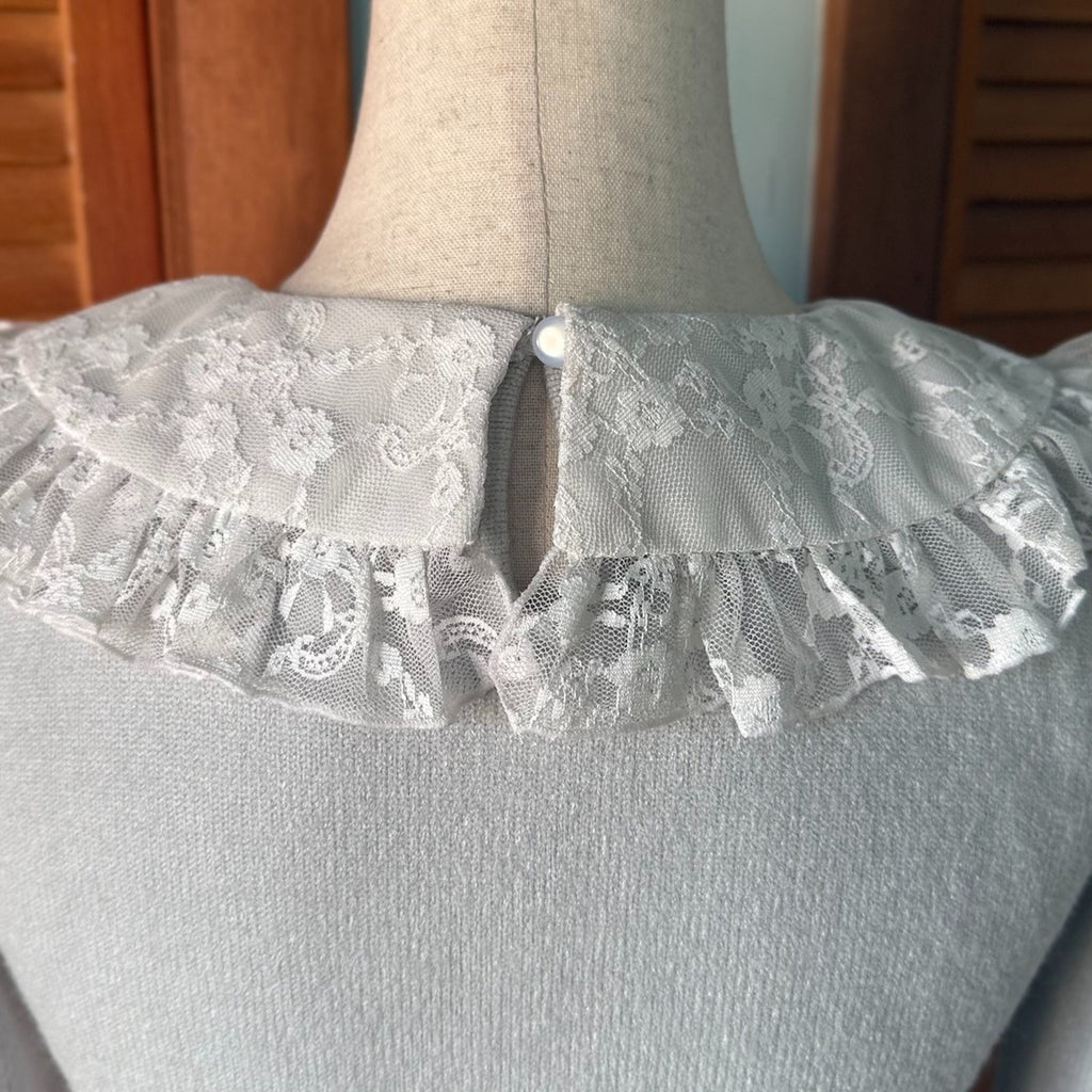 Evelyn J-Fashion Gyaru Jirai Coquette Cropped Gray & White Lace Sweater Top S