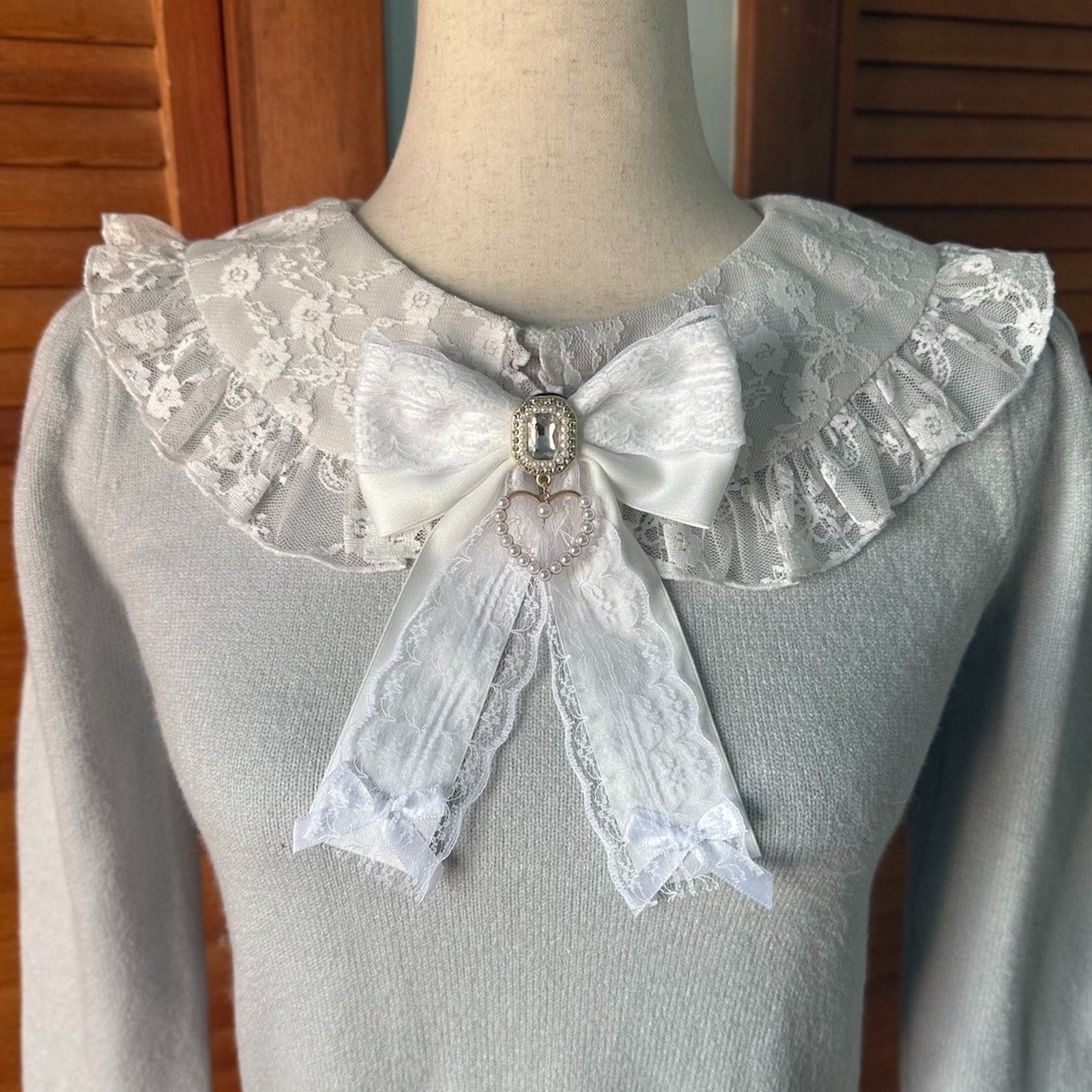 Evelyn J-Fashion Gyaru Jirai Coquette Cropped Gray & White Lace Sweater Top S