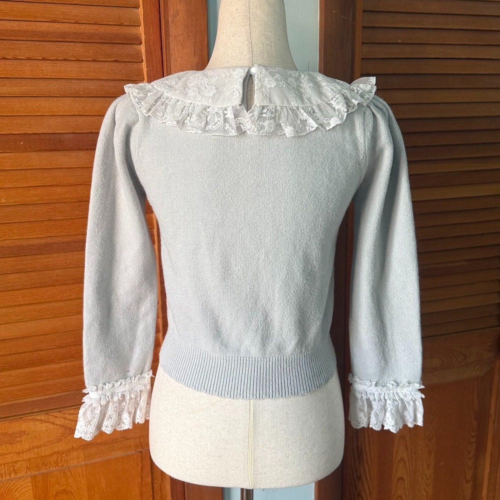 Evelyn J-Fashion Gyaru Jirai Coquette Cropped Gray & White Lace Sweater Top S