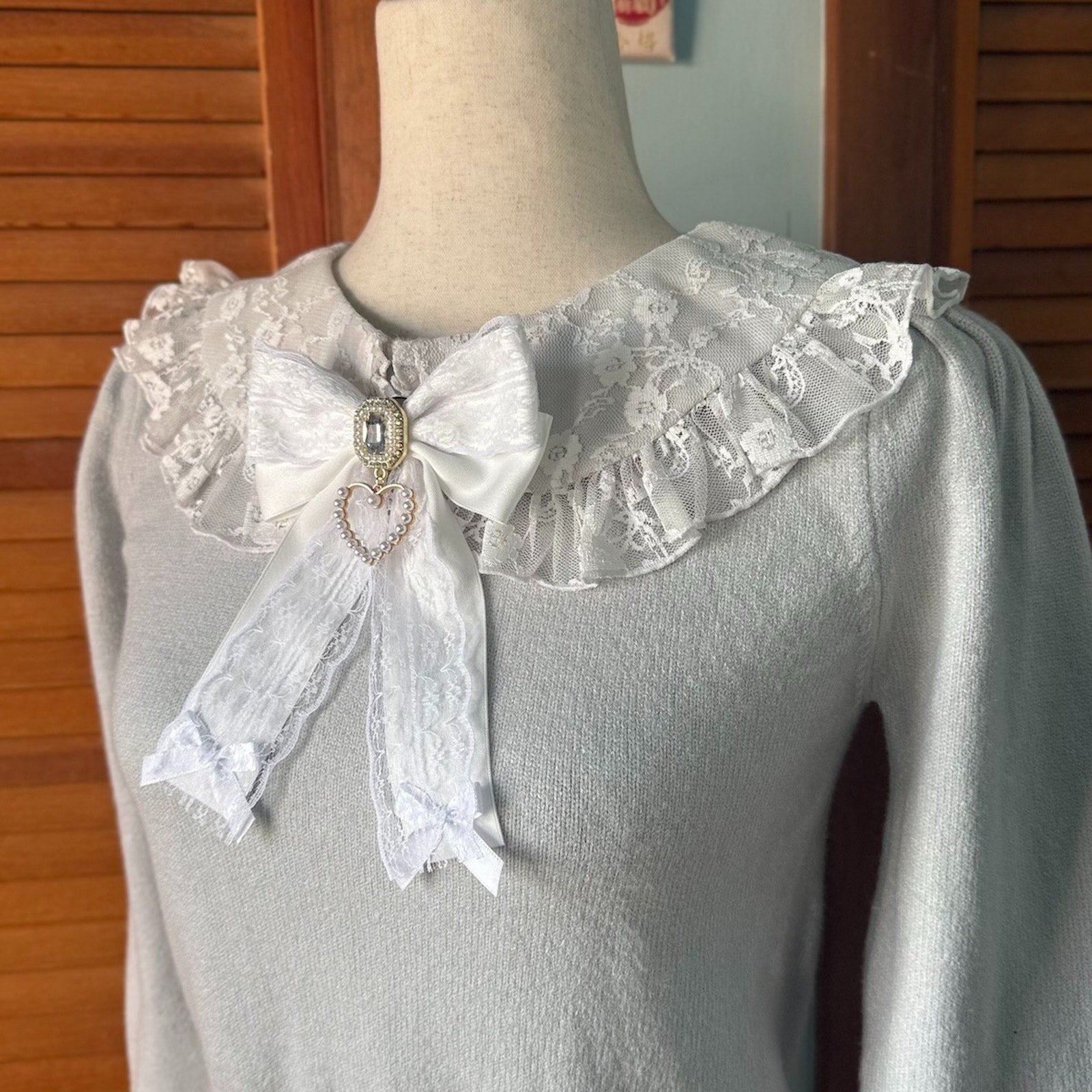 Evelyn J-Fashion Gyaru Jirai Coquette Cropped Gray & White Lace Sweater Top S