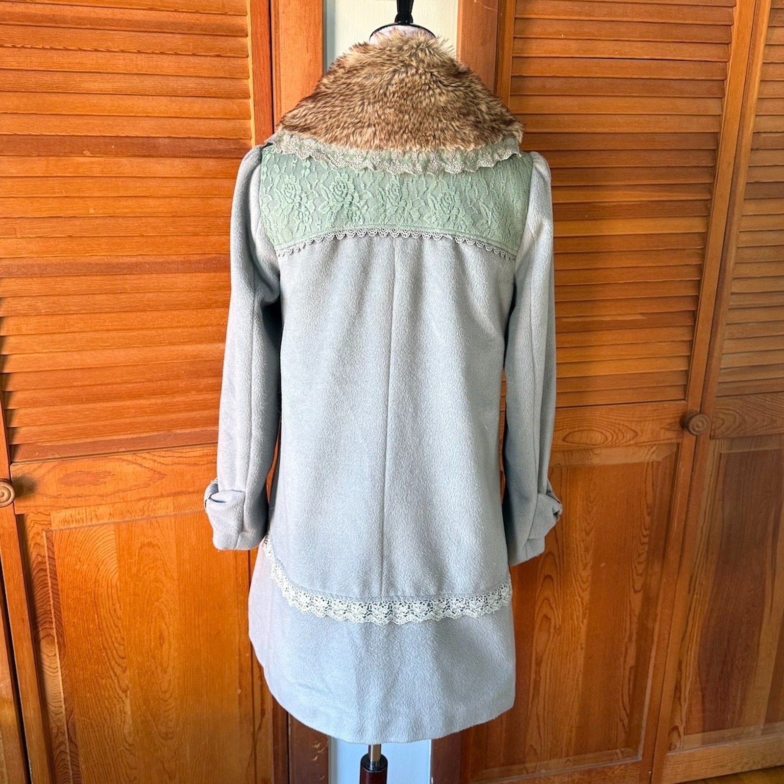 J-Fashion Axes Femme Kawaii Dollcore Gray Sea Foam Faux Fur Collar Jacket M