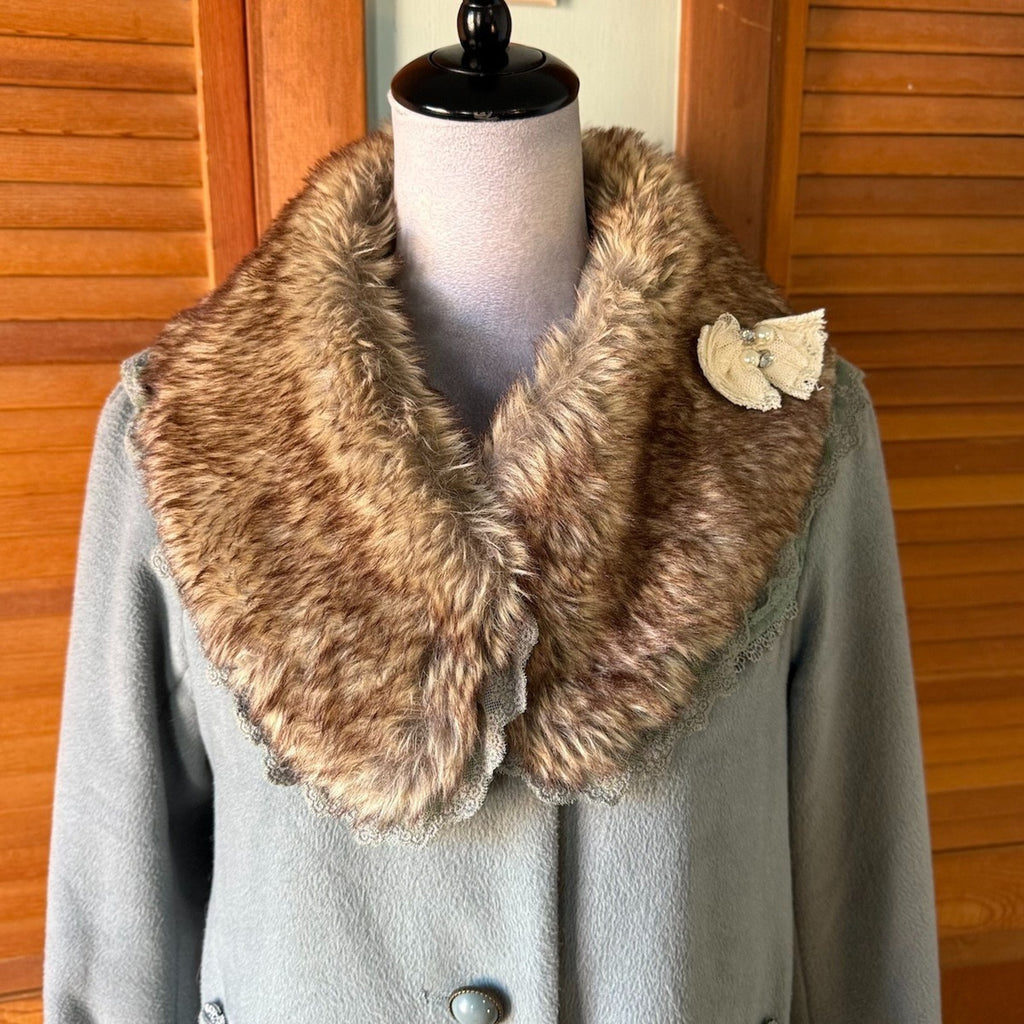 J-Fashion Axes Femme Kawaii Dollcore Gray Sea Foam Faux Fur Collar Jacket M