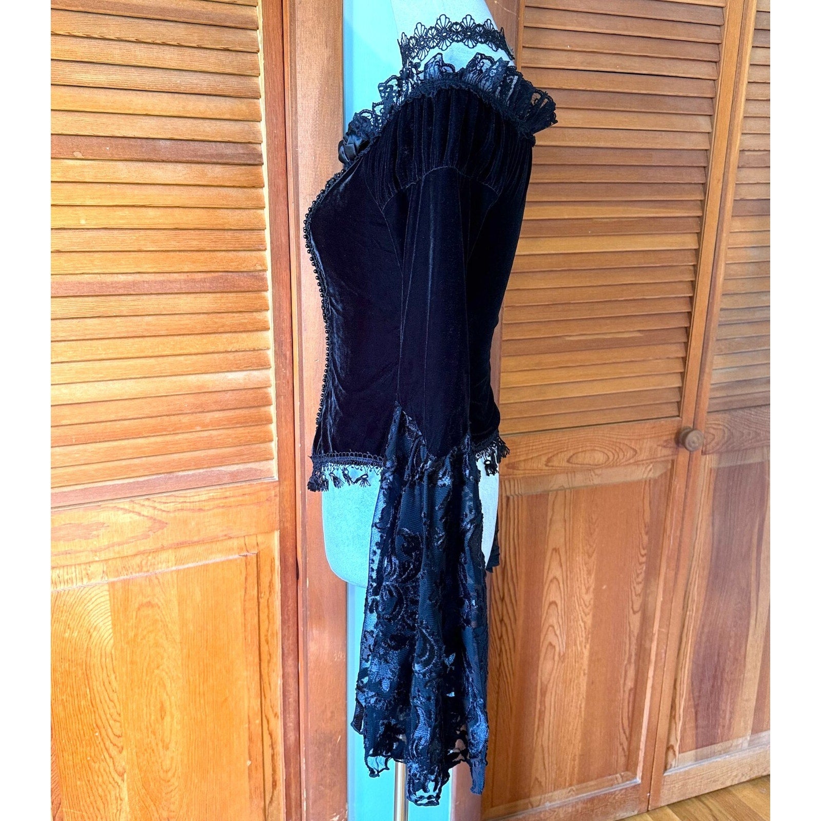 Devil Fashion Gothic Victorian Vampire Black Velvet Beaded Rose & Lace Top