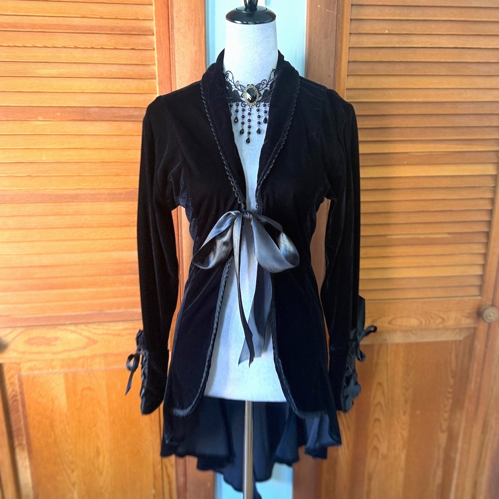 Vintage Phaze UK Gothic Victorian Vampire Aristocrat Y2K White Cross Jacket XS-S