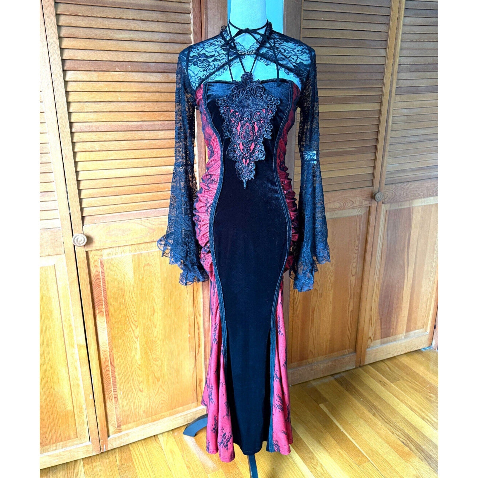 Gothic Victorian Vampire Bloody Garden of Delight Black & Red Lace Velvet Gown L
