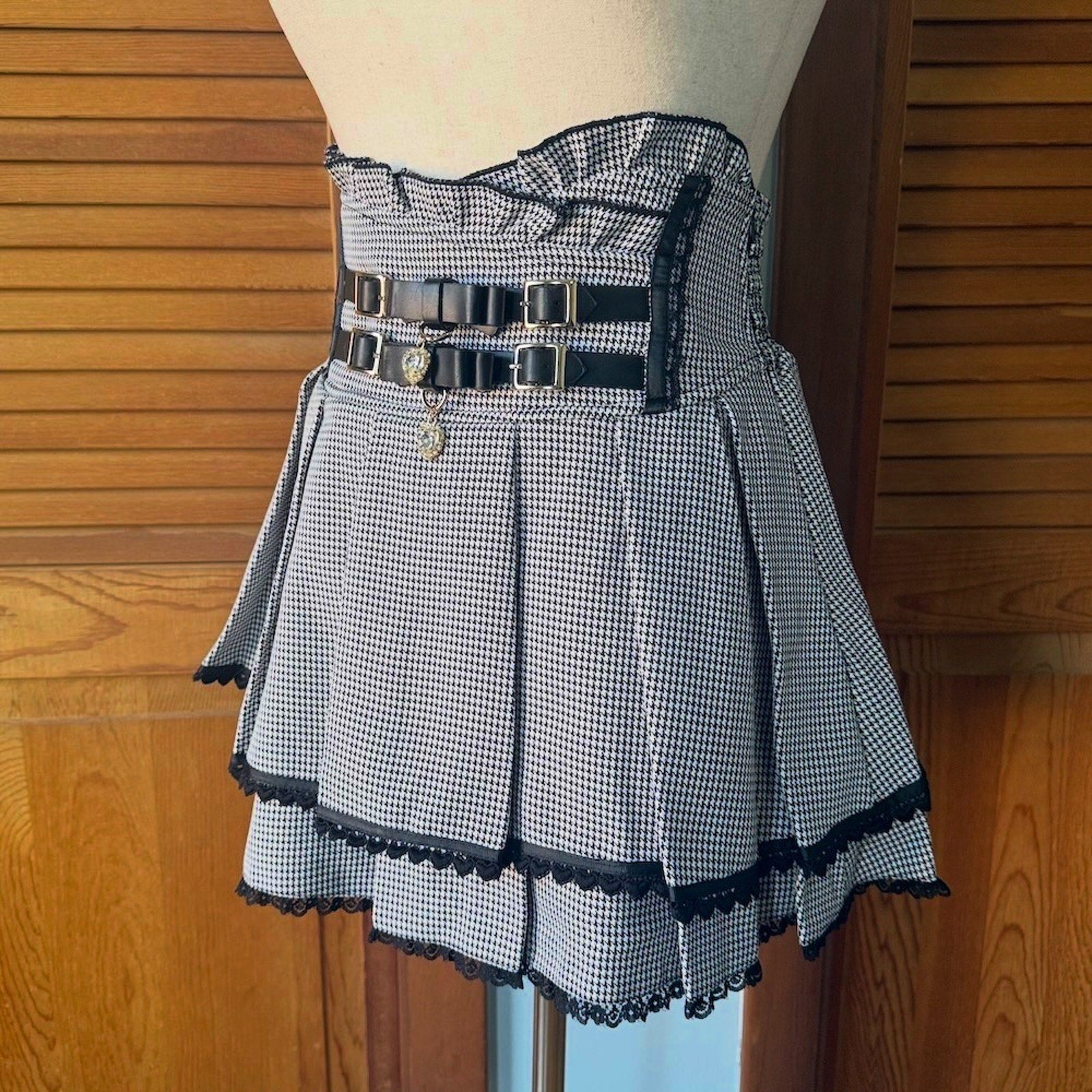 J-Fashion Jirai Kei Gyaru Heart & Buckle Black White Mini Skirt Skort