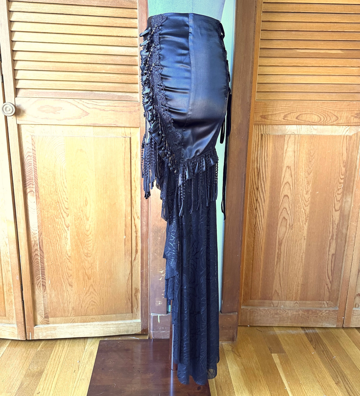 Devil Fashion Gothic Victorian Vkei High-Low Satin Bound by You Chain Skirt