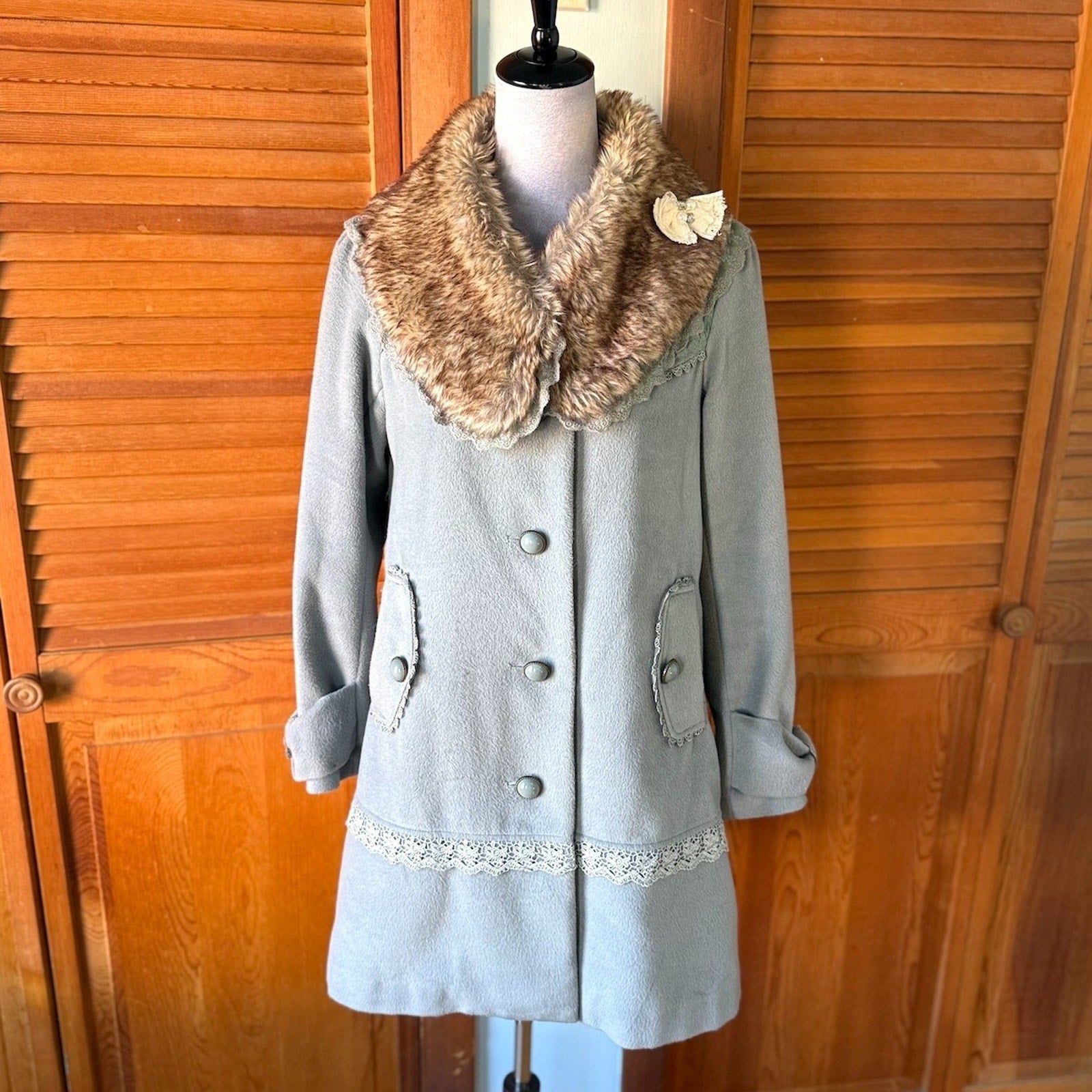 J-Fashion Axes Femme Kawaii Dollcore Gray Sea Foam Faux Fur Collar Jacket M