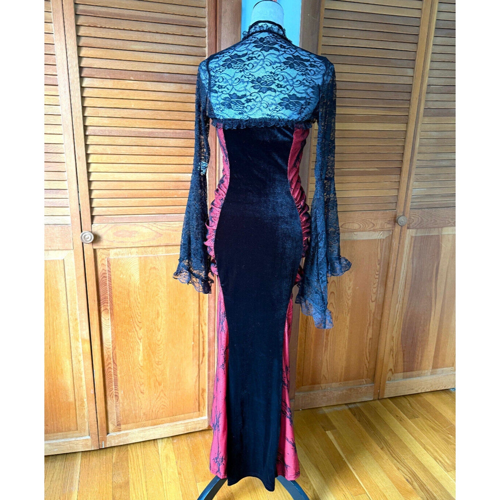 Gothic Victorian Vampire Bloody Garden of Delight Black & Red Lace Velvet Gown L