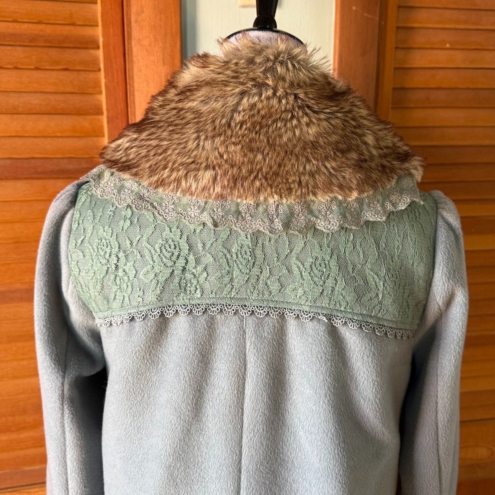 J-Fashion Axes Femme Kawaii Dollcore Gray Sea Foam Faux Fur Collar Jacket M