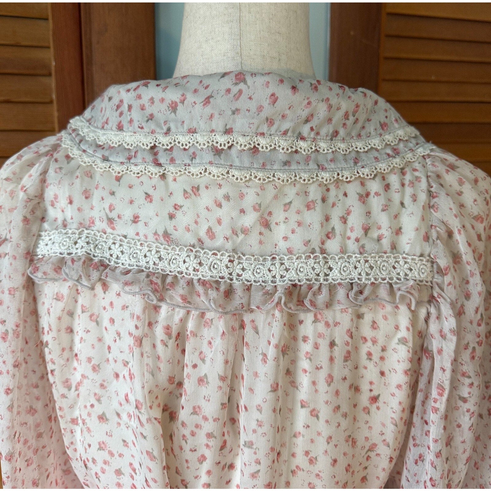Whimsigoth Victorian J-fashion Lolita Jirai Ivory Pink Rose Wide Collar Shirt M