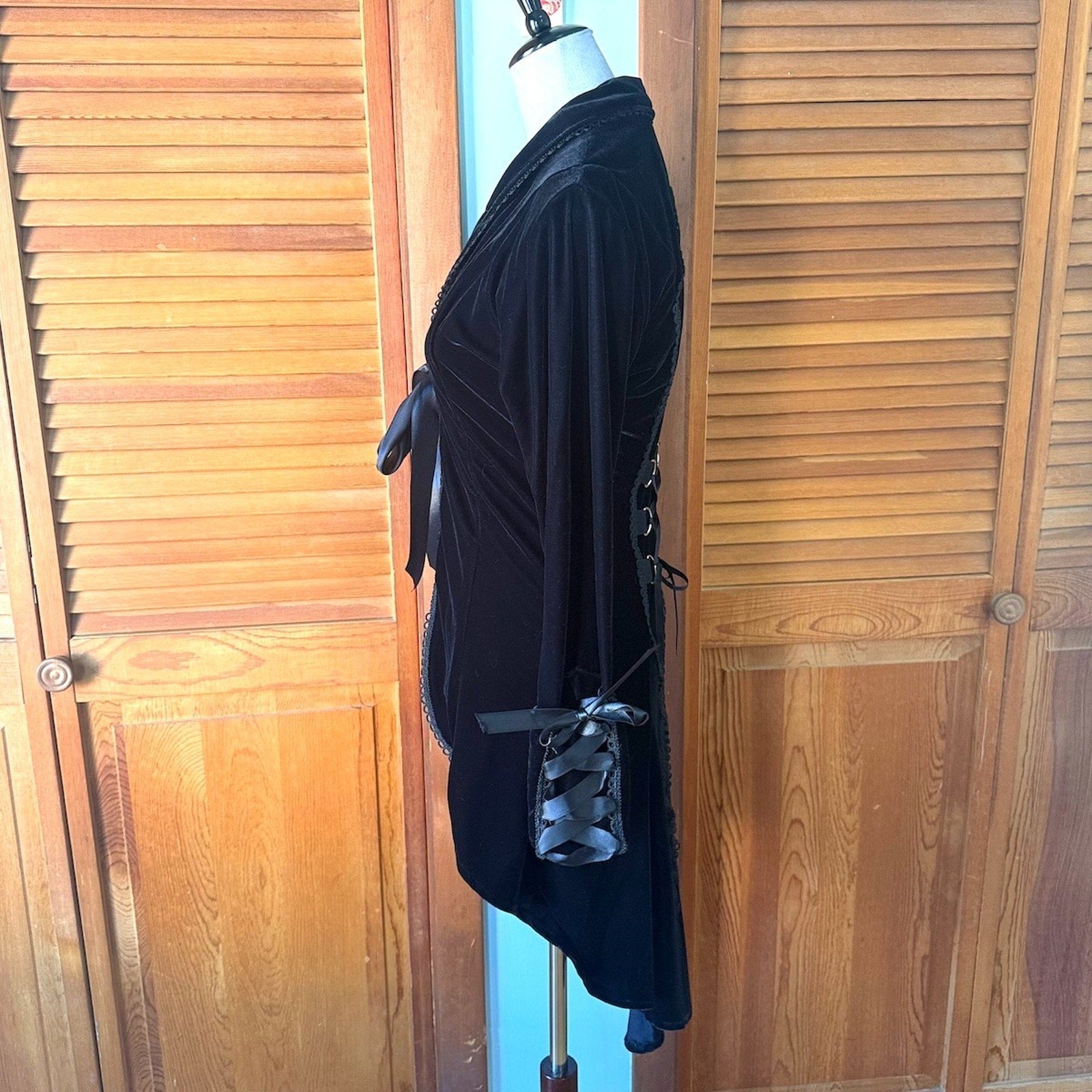 Vintage Phaze UK Gothic Victorian Vampire Aristocrat Y2K White Cross Jacket XS-S