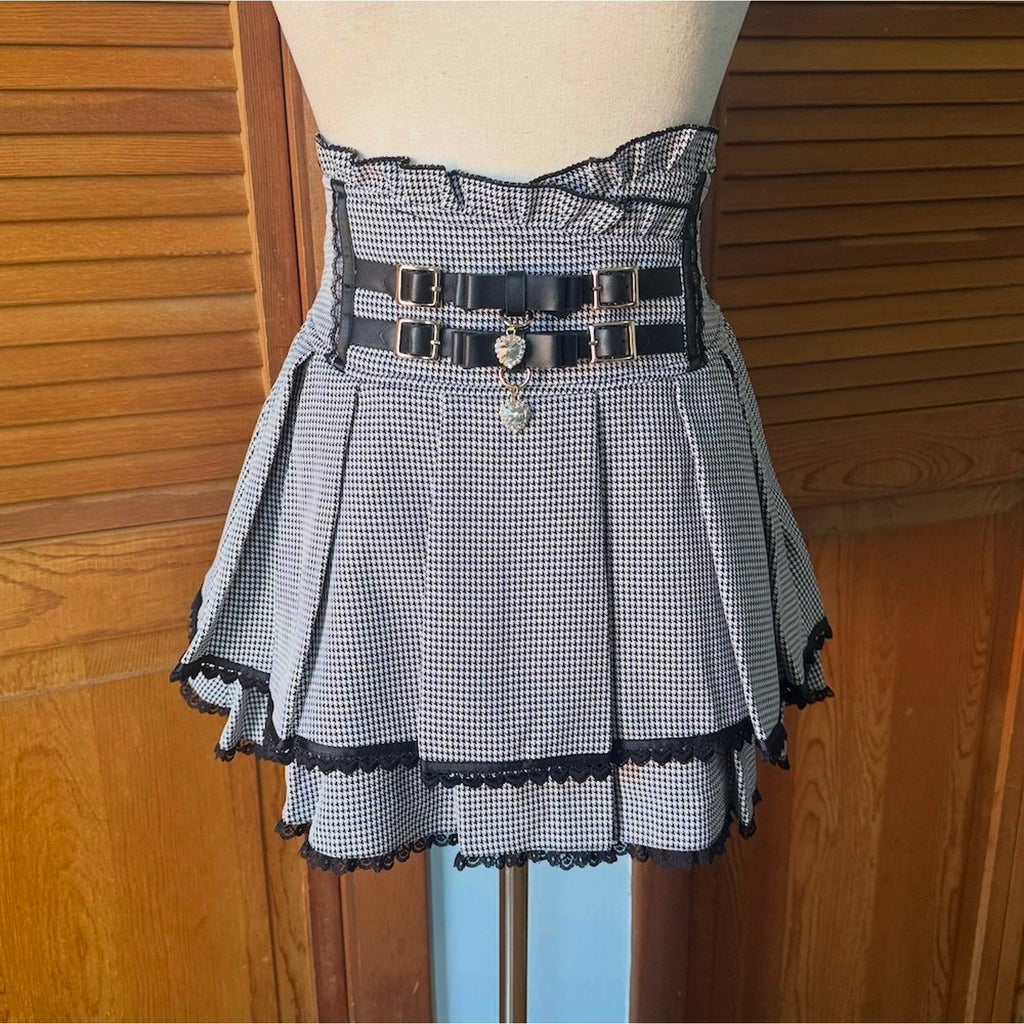 J-Fashion Jirai Kei Gyaru Heart & Buckle Black White Mini Skirt Skort