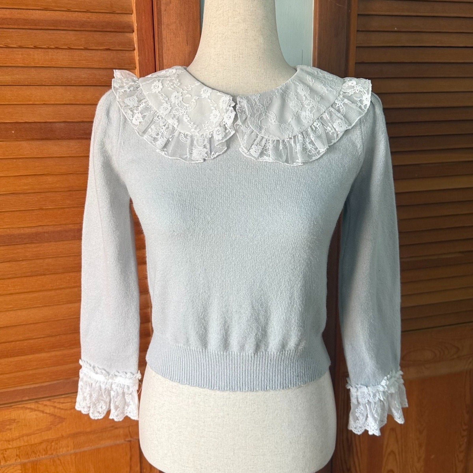 Evelyn J-Fashion Gyaru Jirai Coquette Cropped Gray & White Lace Sweater Top S
