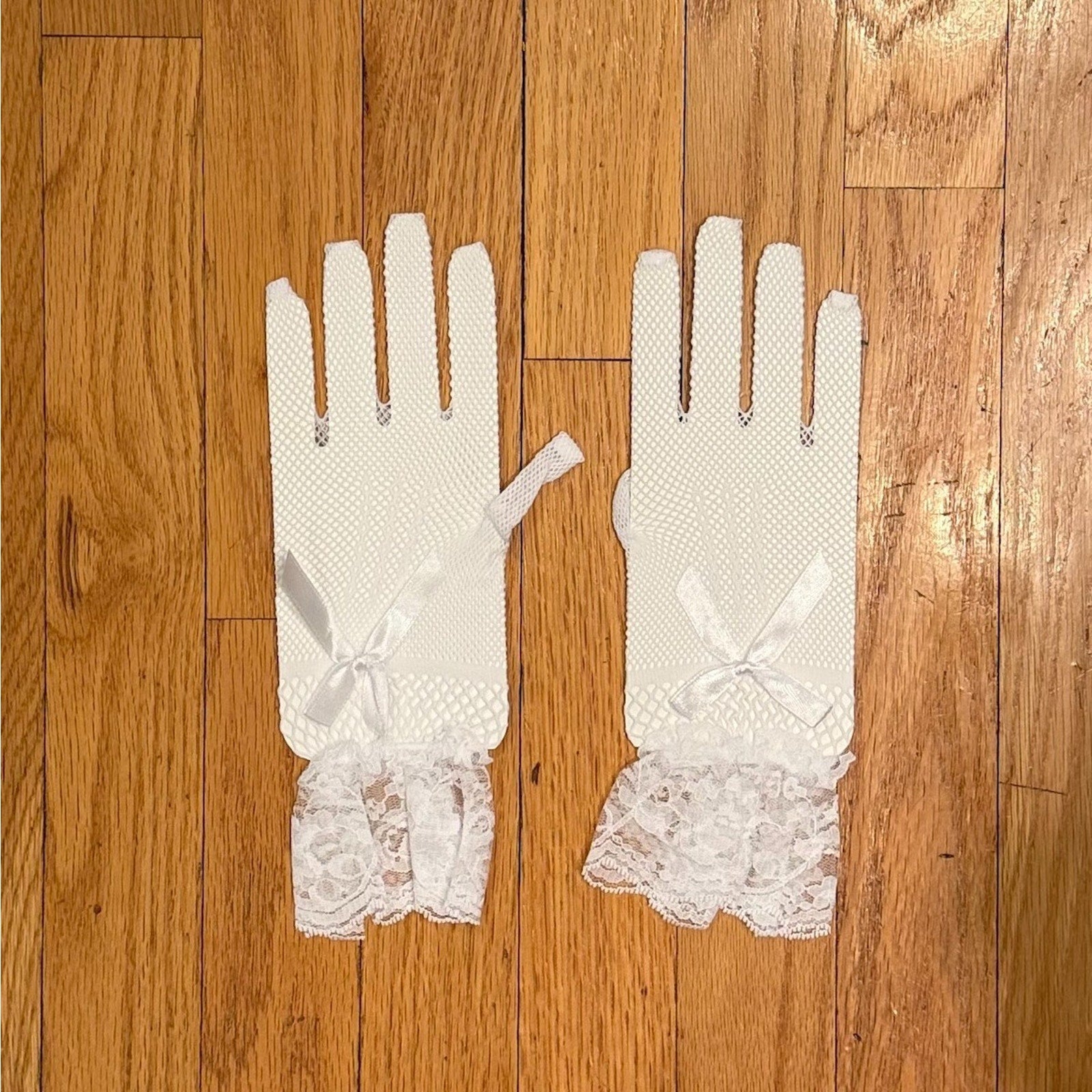 Gothic Victorian Lolita EGL Lolita Vampire White Fishnet Lace & Bow Gloves