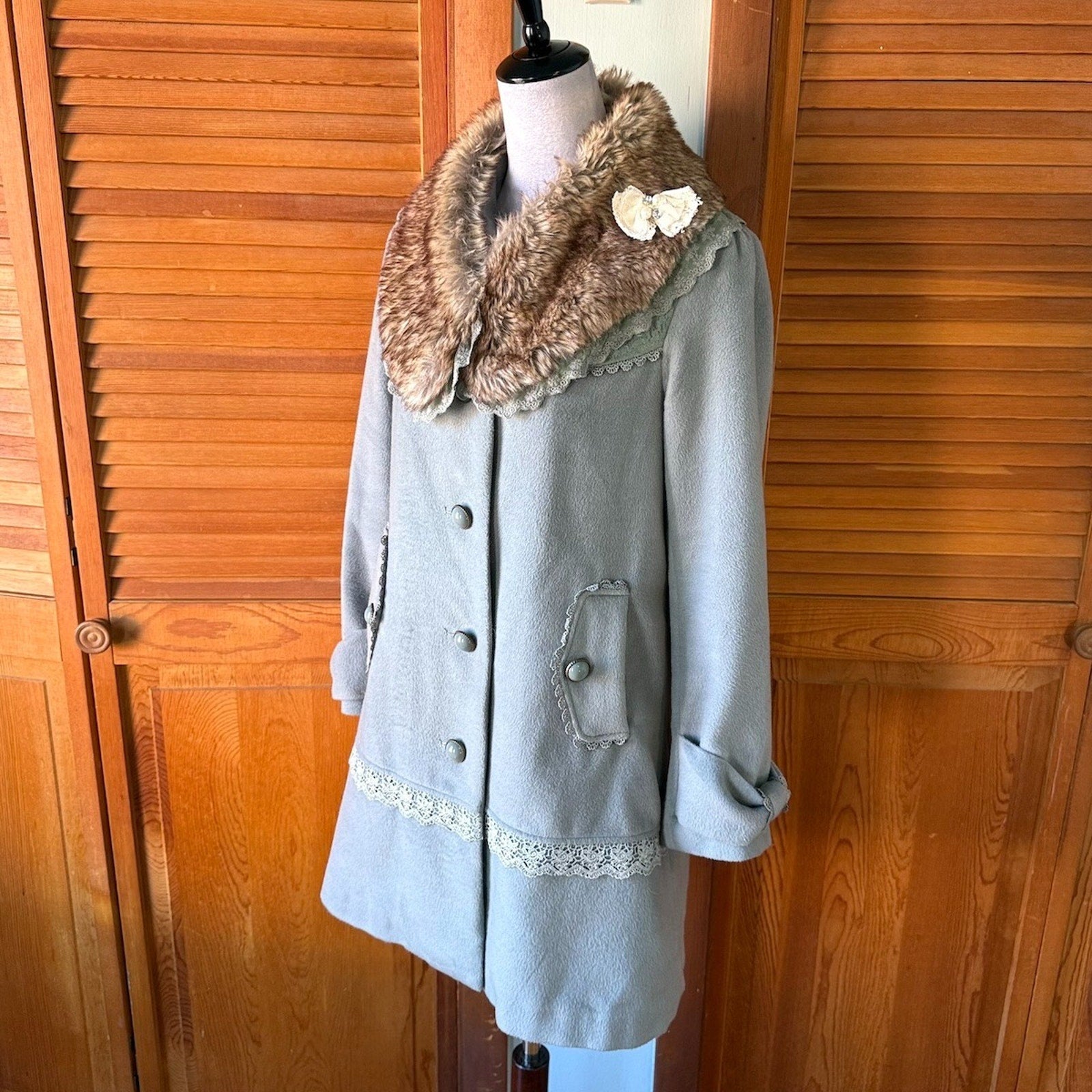 J-Fashion Axes Femme Kawaii Dollcore Gray Sea Foam Faux Fur Collar Jacket M