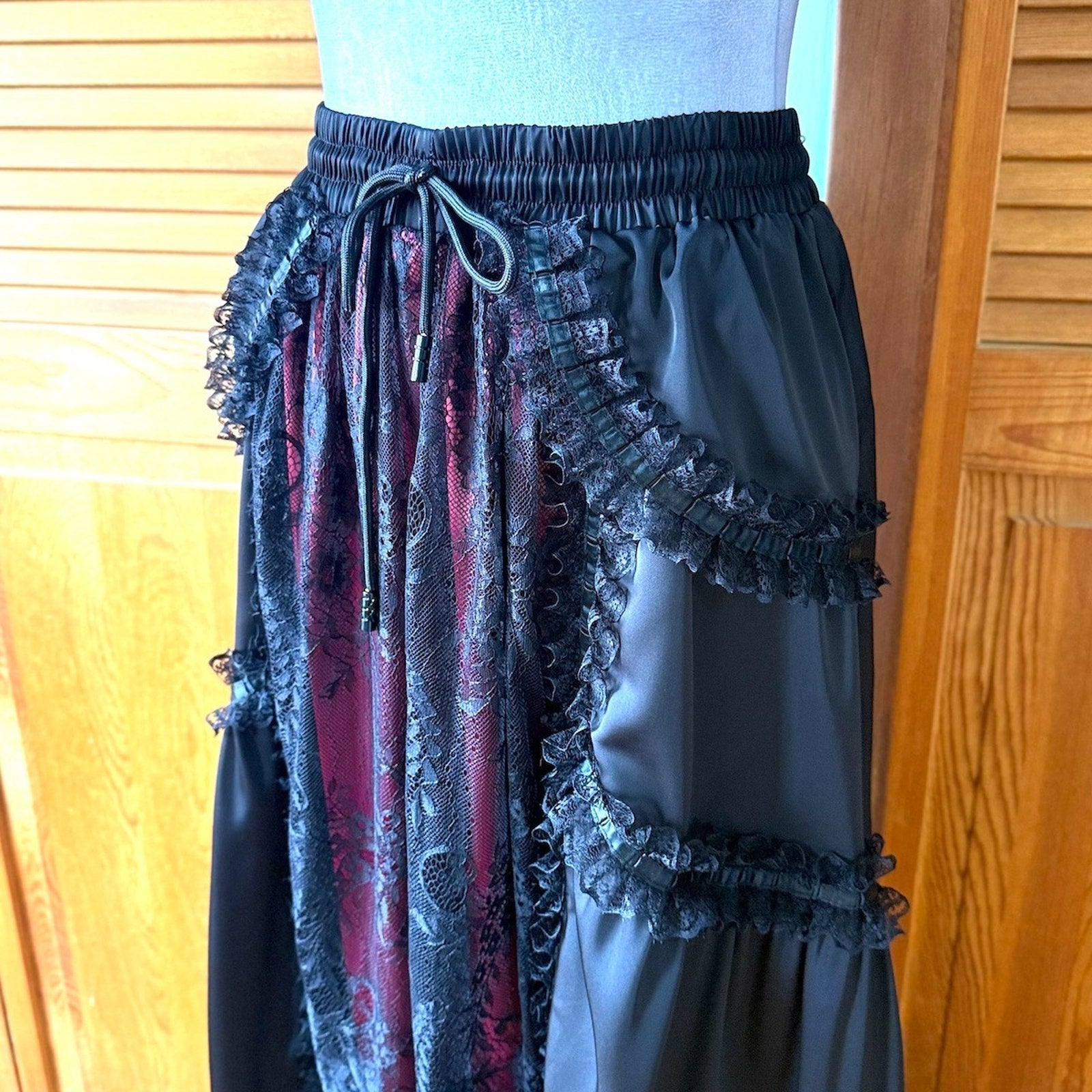 Dark in Love Gothic Victorian Vampire Vkei Black & Red Satin Ruffle Lace Skirt