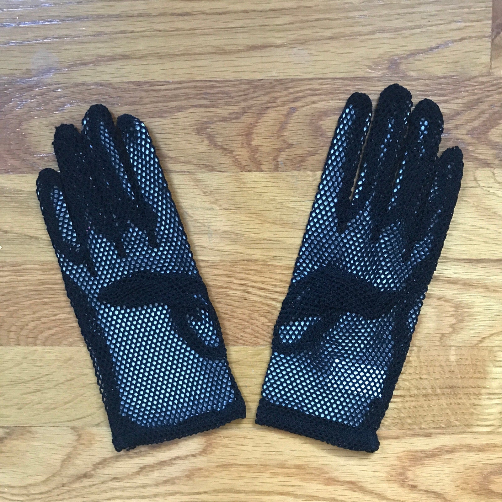 Punk Old School Goth Halloween 80s Wrist Length Fishnet Gloves