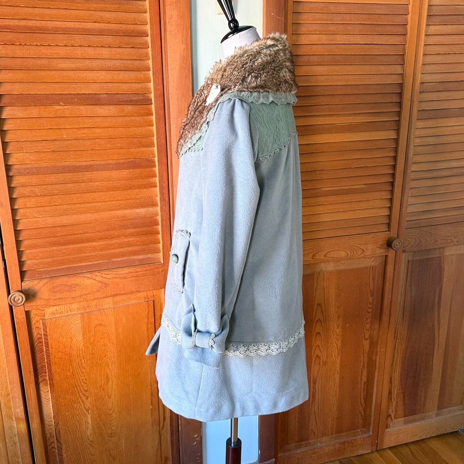 J-Fashion Axes Femme Kawaii Dollcore Gray Sea Foam Faux Fur Collar Jacket M