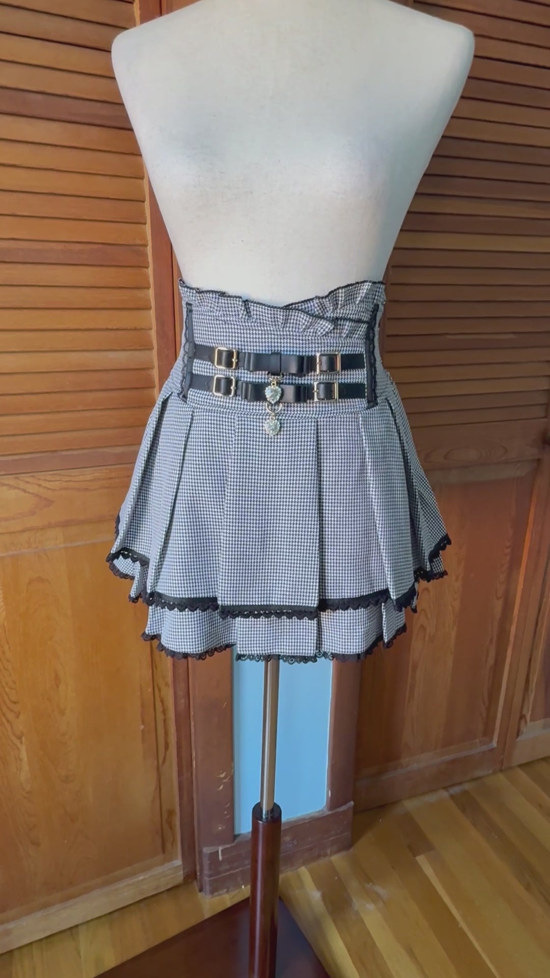 J-Fashion Jirai Kei Gyaru Heart & Buckle Black White Mini Skirt Skort