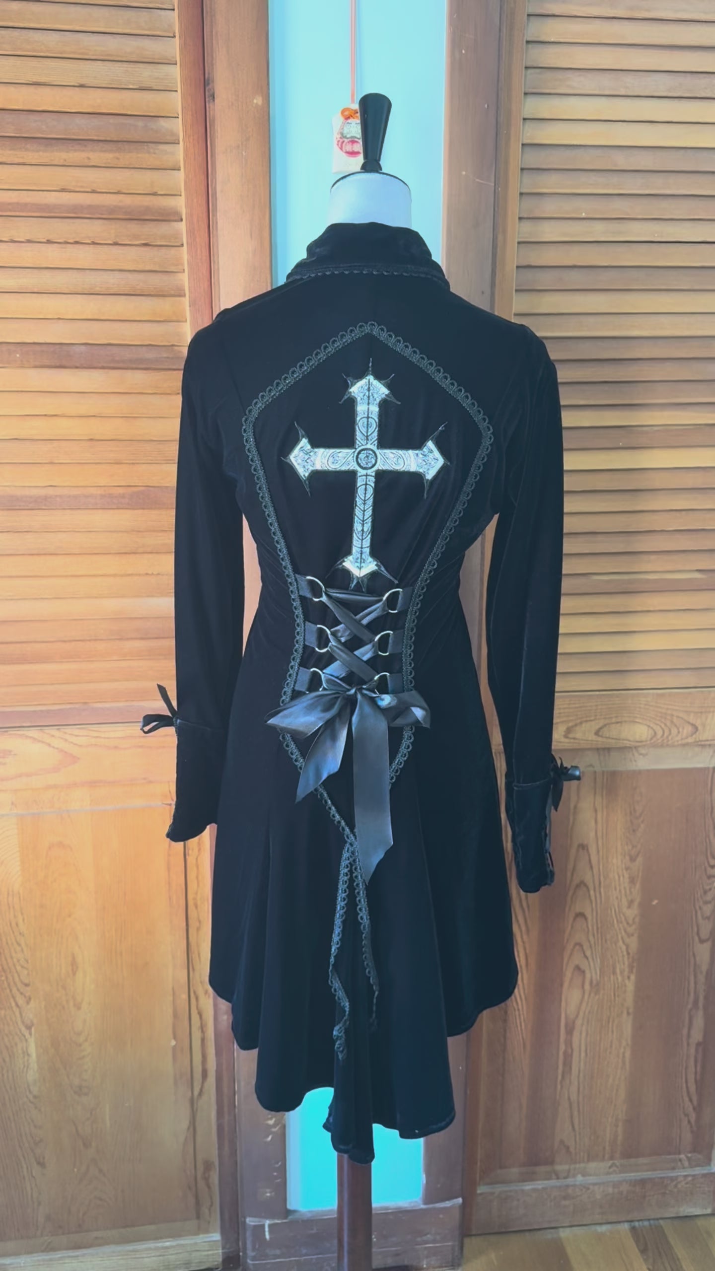 Vintage Phaze UK Gothic Victorian Vampire Aristocrat Y2K White Cross Jacket XS-S